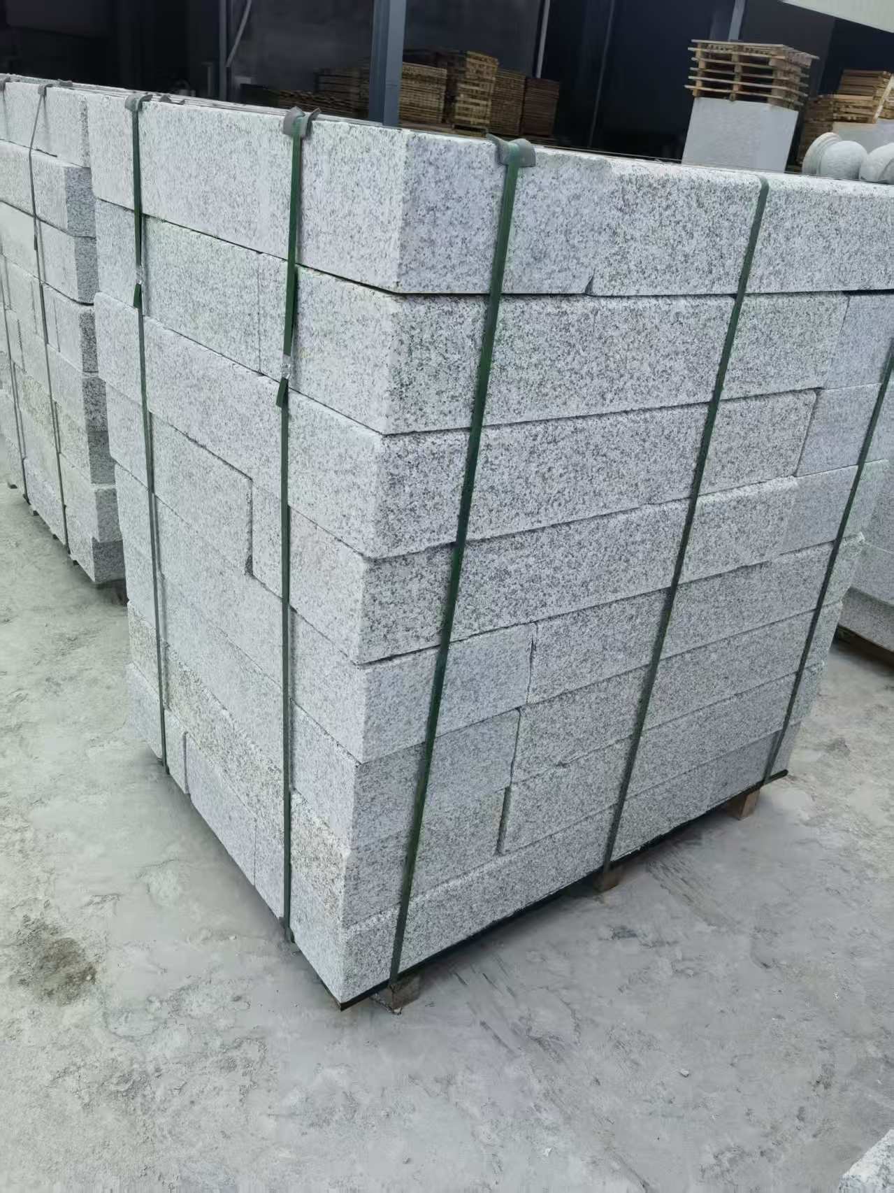 威海 芙蓉白火烧两面路沿石