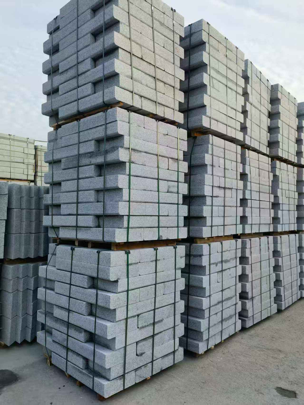 威海 路沿石（路侧石），颜色一致，尺寸标准