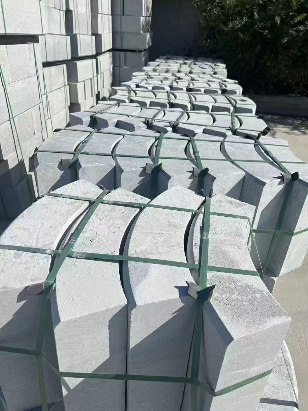 威海 芝麻灰弧形路沿石