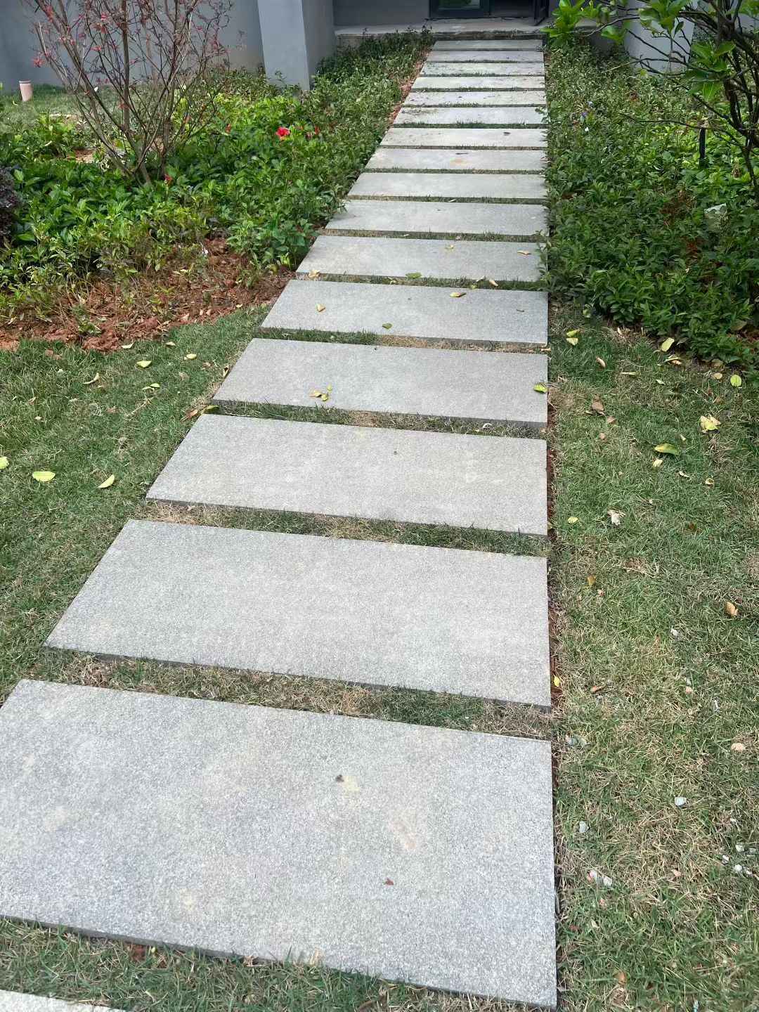 威海 芝麻黑小区踏步、汀步石铺装效果