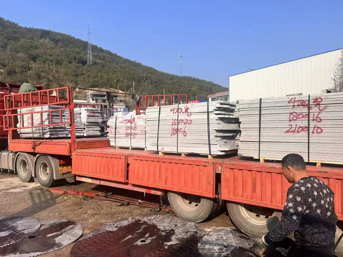 威海 芝麻灰花岗岩光面毛板出货日常