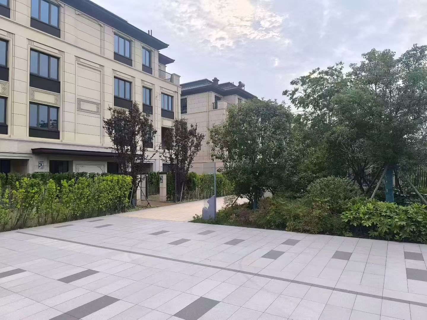 威海 芝麻白与芝麻白搭配铺装，尺寸1200*600